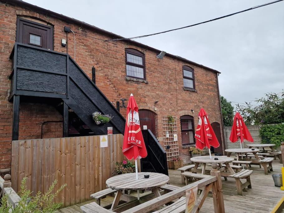 Joiners Arms - Studio Apartments Market Drayton Eksteriør billede