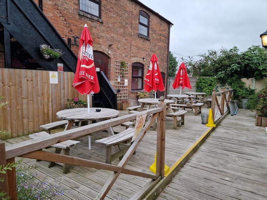 Joiners Arms - Studio Apartments Market Drayton Eksteriør billede