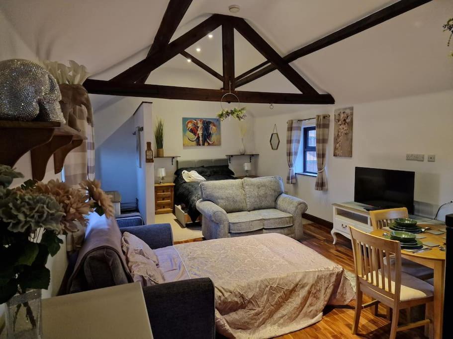 Joiners Arms - Studio Apartments Market Drayton Eksteriør billede